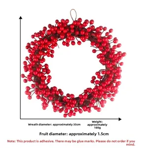 Détail d'une couronne de baies rouges artificielles avec des fruits brillants et corde
