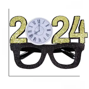 Detailansicht der 2024 Neujahrsparty Brille mit goldenem Glitzer und Zifferblatt-Design