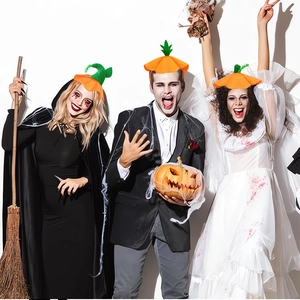 Halloween Kürbis Stirnbänder getragen von Models in Festkostümen als Party Requisiten Set