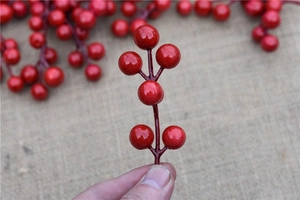 Detail van kunstmatige rode bessenstelen voor kerstboom en krans DIY decoratie