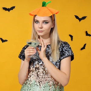 Halloween-Kürbis-Haarreif in Orange mit grüner Rebe für Mottopartys und Kostüme
