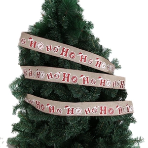 Nastro natalizio in juta con scritte HO HO HO glitterate rosse su albero di Natale