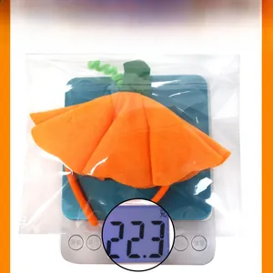 Halloween Kürbis Stirnband wird in der Schutzverpackung auf einer Waage gewogen