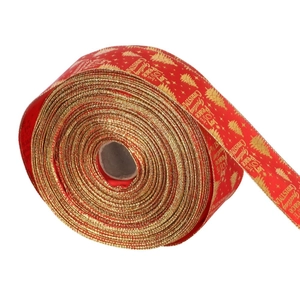 Detail von rotem Weihnachtsband mit goldenem Aufdruck und Sternenmustern für Deko