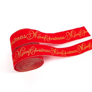 Détail du ruban de Noël en velours rouge avec lettrage doré Merry Christmas pour cadeaux