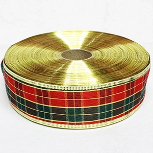 Détail d'un ruban de Noël à carreaux rouge et vert avec bordure dorée en rouleau
