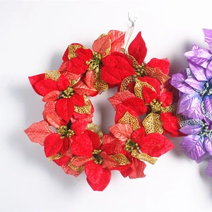 Ghirlanda natalizia 45cm con stelle di Natale rosse e dettagli dorati su sfondo bianco