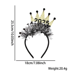 Détail du serre-tête Nouvel An 2025 avec couronne pailletée dorée et étoiles argentées