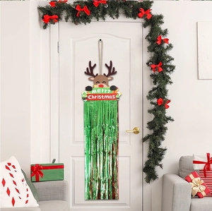 Détail d'une suspension de porte de Noël en bois avec renne et franges vertes sur porte