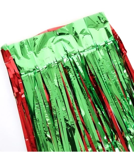 Détail du rideau de guirlandes rouge et vert avec franges métalliques pour fête de Noël