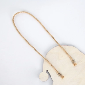 Détail de la suspension de porte de Noël en bois avec corde de chanvre et agrafe métallique