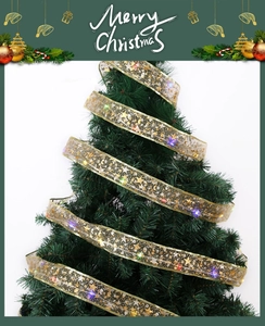 Gros plan de ruban LED doré étoilé scintillant décorant un sapin de Noël festif