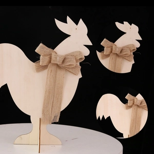 Dettaglio di statuetta di gallo in legno con fiocco di juta e venature naturali