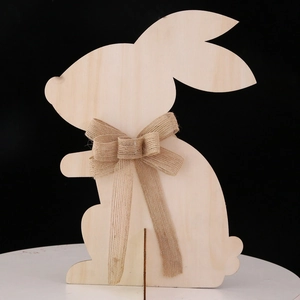 Dettaglio della decorazione in legno del coniglietto pasquale con fiocco in iuta