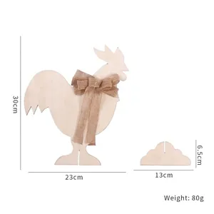 Dettagli dimensionali del gallo in legno con fiocco di tela e base a nuvola