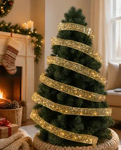 Détail des lumières LED blanc chaud dans un ruban doré en maille étoilée sur le sapin de Noël