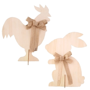 Decorazioni pasquali in legno con coniglio e gallo con fiocco di iuta e venature naturali