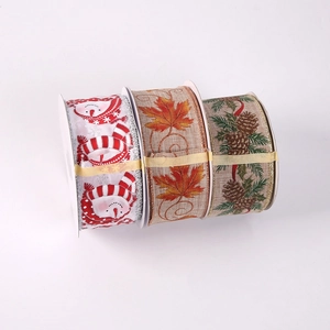 Détail de trois rubans de Noël avec bonhomme de neige, feuilles d'érable et motifs de pin