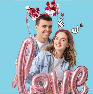 Détail de serre-tête Saint Valentin avec cœurs pailletés rouges et ballons LOVE