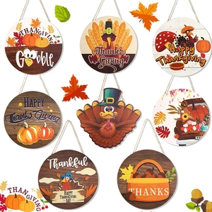 Dettaglio macro di ornamenti appesi in legno per il Ringraziamento con tacchino e zucca