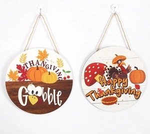 Dettaglio delle decorazioni in legno di Thanksgiving con foglie di acero e tacchino