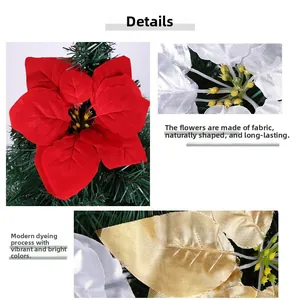 Detail van glitterende rode, gouden en zilveren kerststerbloemen met dennennaalden