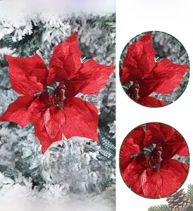 Détail d'une fleur de Noël artificielle à paillettes pour décorer le sapin de Noël