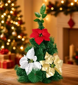 Detail van rode, gouden en zilveren kerststerren voor kerstboomdecoraties en hangers
