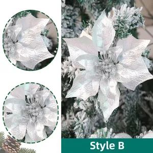Détail d'une fleur de Noël argentée scintillante avec des pétales brillants et des étamines