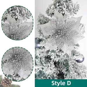 Détail de la fleur de Noël argentée pailletée pour décoration de sapin