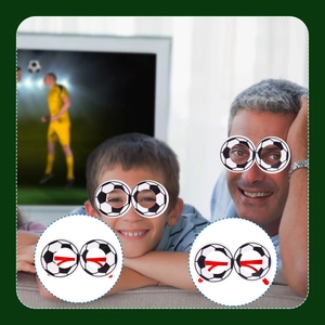 Gros plan sur les lunettes de fête football noir et blanc pour fans de foot et célébrations