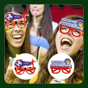 Détail de lunettes de fête football avec trophée World Champions et texte de tournoi
