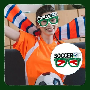 Détail montrant des lunettes de fête de football avec monture verte et motif de ballon