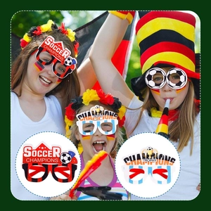 Enfants portant des lunettes de fête football avec trophées et motifs soccer
