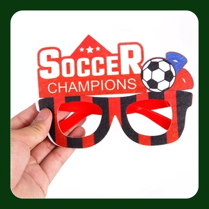Détail de lunettes de supporter Soccer Champions rouges et noires avec étoiles en feutre