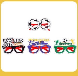 Détail de quatre lunettes de fête football incluant les modèles World Cup et Champions