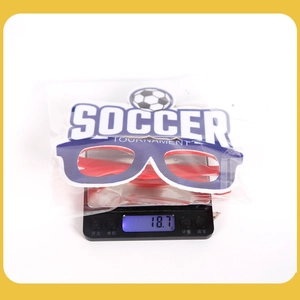 Détail de lunettes de fête pour tournoi de football avec motifs de ballon et poids 18,7g