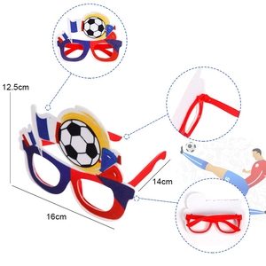 Lunettes de fête de football tricolores avec dimensions précises sur fond blanc pur