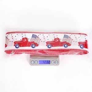 Mesure du poids de 123,2g d'un ruban drapeau américain avec motif camion rouge