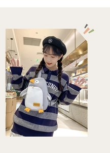 Detailansicht der kreativen Pinguin-Brusttasche aus Nylon mit verstellbarem Gurt und Reißverschluss