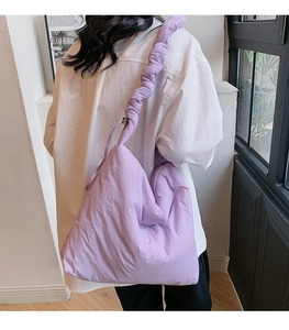 Détail du sac bandoulière matelassé lavande avec bandoulière à volants unique