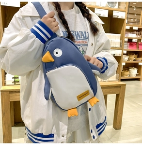 Blaue und weiße Pinguin-Umhängetasche aus Nylon mit verstellbarem Riemen am Modell