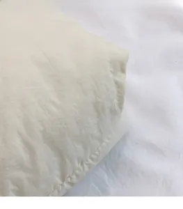 Détail du tissu en nylon crème léger avec une texture froissée naturelle et douce