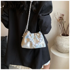 Sac nuage plissé en jacquard métallique avec chaîne argentée et poignée en perles