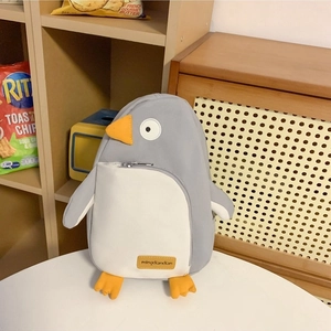Cartoon Pinguin Rucksack aus grauem Nylon mit gelbem Schnabel und Reißverschluss