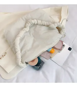Vue de dessus de l'intérieur spacieux d'un sac en nylon crème avec iPad