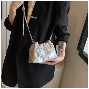 Détail du sac à main en soie bleue florale avec poignée en perles et chaîne en argent