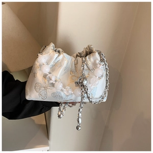 Sac Nuage en Satin Broderie Fleurs Papillon Poignée en Künstliche Perles Chaîne en Métal Sac à Bandoulière Rétro Français Sac à Main Fête