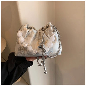Sac bandoulière minimaliste en soie avec jacquard papillon et bandoulière perle
