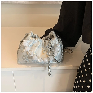 Sac nuage en soie bleu clair avec broderie papillon et bandoulière en perles chic